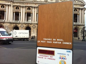 affichage-alternatif-ambient-paris-place-de-lopéra-loto-vendredi-13-BETC-touchez-du-bois-1-600x448
