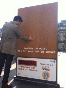 affichage-alternatif-ambient-paris-place-de-lopéra-loto-vendredi-13-BETC-touchez-du-bois-2-600x803